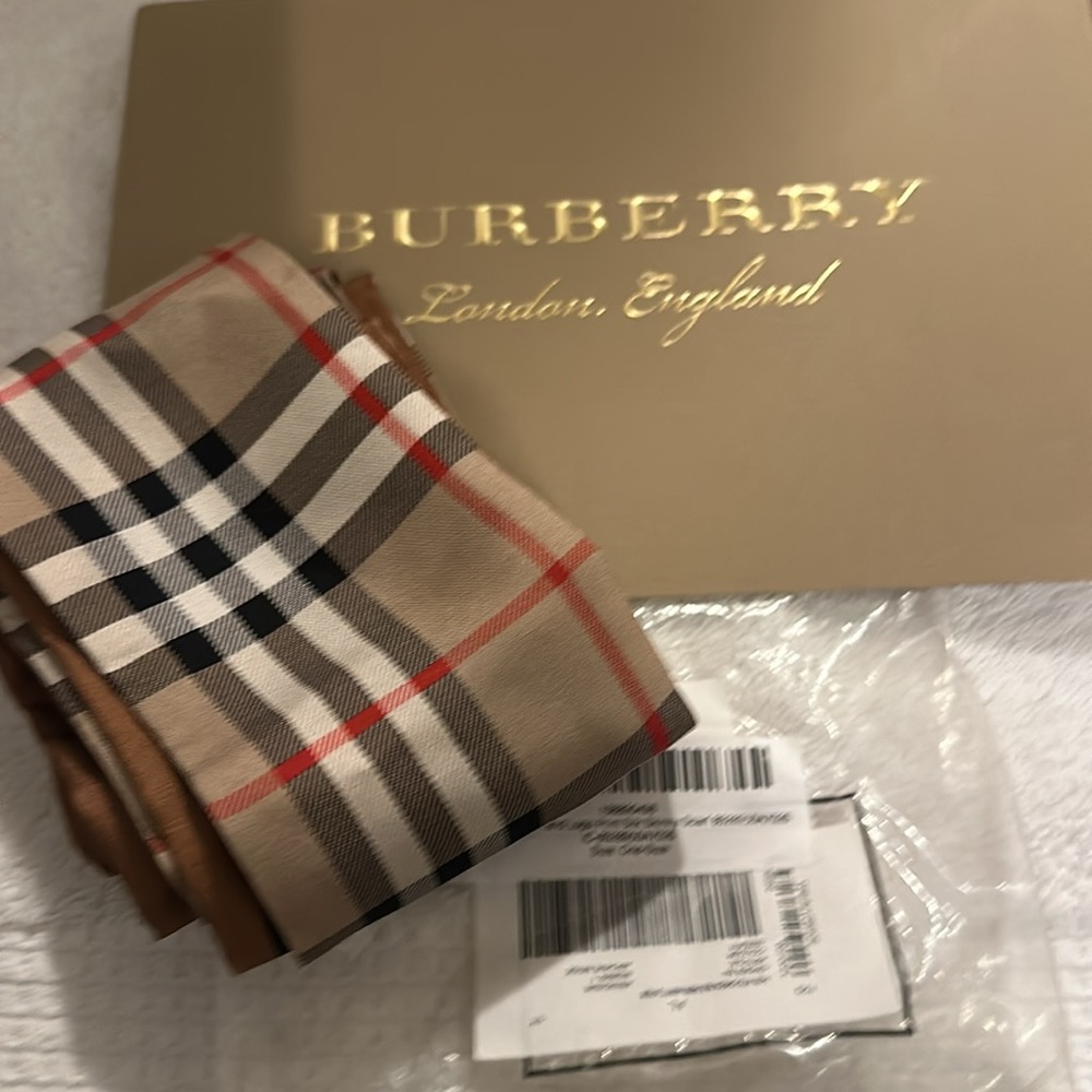 NWT Burberry silk scarf signature print